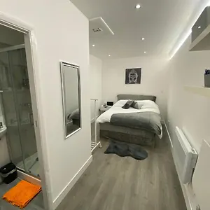 https://beautiful-1-bed-studio-in-uxbridge-london.brighton-hotels-england.com