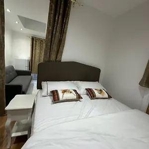 https://4th-studio-flat-a-family-luxury-home-144-oakridge-road.cambridgehotelsuk.com